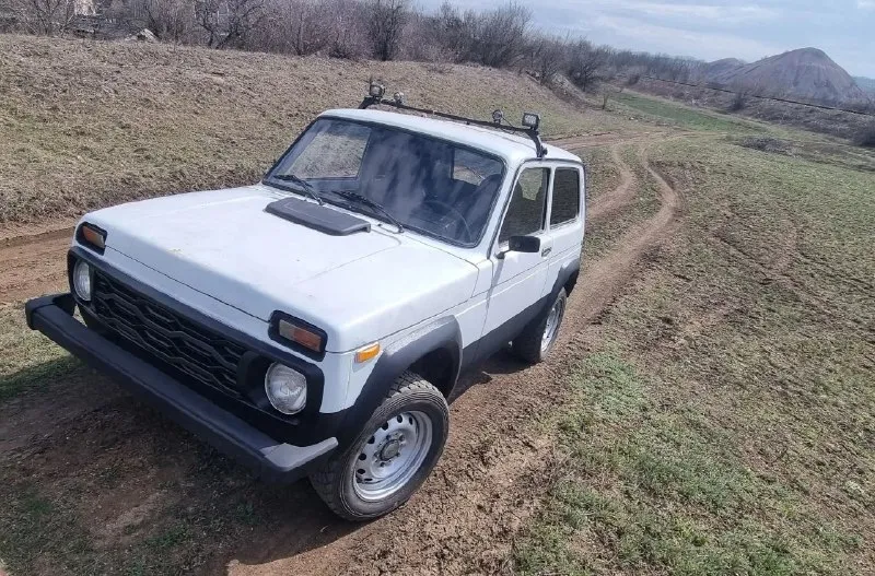 Нива 4×4 niva 2006г.1хоз. 315 т. р дно, пороги, ланжероны - все целое. , коробка, раздатка, карданы - работает без нареканий. ходовая часть вся обслужена. масла везде поменяны. выхлопную полностью менял, начиная с выпускного коллектора. аккумулятор 75 ам. стоит грязевая резина на новых 15 штампах. автомобиль вложений не требует. с пол тычка завёл - поехал, мягкая, шустрая. осмотр макеевка +79490746919 📞 звоните: +7(949)0746919 - фотография - 2