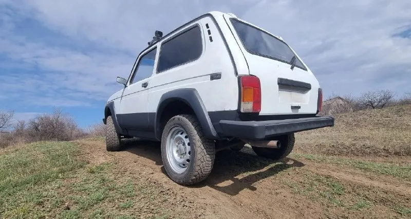 Нива 4×4 niva 2006г.1хоз. 315 т. р дно, пороги, ланжероны - все целое. , коробка, раздатка, карданы - работает без нареканий. ходовая часть вся обслужена. масла везде поменяны. выхлопную полностью менял, начиная с выпускного коллектора. аккумулятор 75 ам. стоит грязевая резина на новых 15 штампах. автомобиль вложений не требует. с пол тычка завёл - поехал, мягкая, шустрая. осмотр макеевка +79490746919 📞 звоните: +7(949)0746919 - фотография - 3