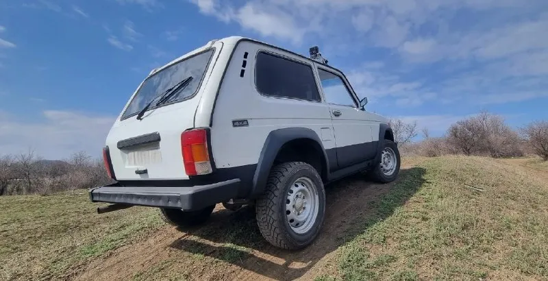 Нива 4×4 niva 2006г.1хоз. 315 т. р дно, пороги, ланжероны - все целое. , коробка, раздатка, карданы - работает без нареканий. ходовая часть вся обслужена. масла везде поменяны. выхлопную полностью менял, начиная с выпускного коллектора. аккумулятор 75 ам. стоит грязевая резина на новых 15 штампах. автомобиль вложений не требует. с пол тычка завёл - поехал, мягкая, шустрая. осмотр макеевка +79490746919 📞 звоните: +7(949)0746919 - фотография - 4