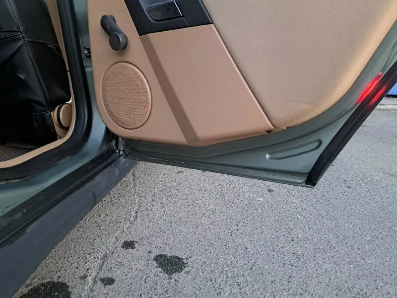 Продам opel vectra c. год выпуска 2002. двигатель z18xe. объем 1.8. пробег 250 тыс. цена 500, торг у капота. масло меняю каждые 6 тыс. мотор не дымит, не троит. по птс я один владелец, на машину денег не жалею, машина каждый день на ходу, видит только трассу, по машине много чего сделано: ходовая полностью сделана, генератор после кап. ремонта, новые свечи, чистил форсунки, катушка новая, эбу на текстолите новый, линзы стоят зоркий а10, ночью едешь как днем, в салоне хорошие чехлы, двери вкруг шумкой сделаны, стоит магнитола 2-дюймовая, колонки «уралы ак-47», машина не гнилая, рыжиков нет вообще, в комплекте зимняя резина, звоните, расскажу поподробнее +79494603856, если не дозвониться, в телеграм на этот номер 📞 звоните: +7(949)4603856 - фотография - 2