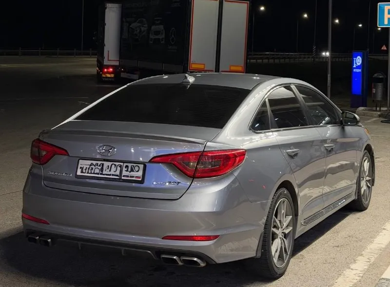 🚗в продаже✅ hyundai sonata 2.0t ✅ ✅коротко о машине: -2.0 т (274) лс -2017 год -пробег 75.000 -очень ухоженный а/м -полностью обслужен -отличное состояние👌🏻 ✅комплектация: -мультимедиа/bluetooth -кожа комбинированная -электропривод водительского -камера заднего вида -led фары/led огни -кондиционер -18 колеса -подогрев передних сидений -датчик света / дождя -мультируль -круиз контроль ✅состояние: -салон чист и ухожен -техника без замечаний -полностью обслужен -то каждые 5.000 км -автомобиль полный сток ! цена: 1.650.000₽ возможен обмен город донецк ☎️телефон +79497560818 📲 tg: @ar_chiz 📞 звоните: +7(949)7560818 - фотография - 1