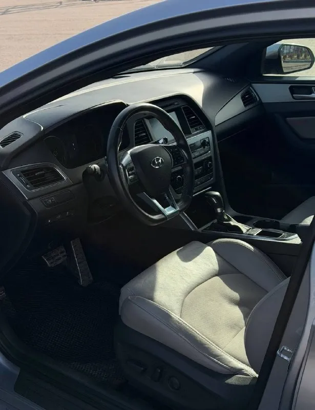 🚗в продаже✅ hyundai sonata 2.0t ✅ ✅коротко о машине: -2.0 т (274) лс -2017 год -пробег 75.000 -очень ухоженный а/м -полностью обслужен -отличное состояние👌🏻 ✅комплектация: -мультимедиа/bluetooth -кожа комбинированная -электропривод водительского -камера заднего вида -led фары/led огни -кондиционер -18 колеса -подогрев передних сидений -датчик света / дождя -мультируль -круиз контроль ✅состояние: -салон чист и ухожен -техника без замечаний -полностью обслужен -то каждые 5.000 км -автомобиль полный сток ! цена: 1.650.000₽ возможен обмен город донецк ☎️телефон +79497560818 📲 tg: @ar_chiz 📞 звоните: +7(949)7560818 - фотография - 8