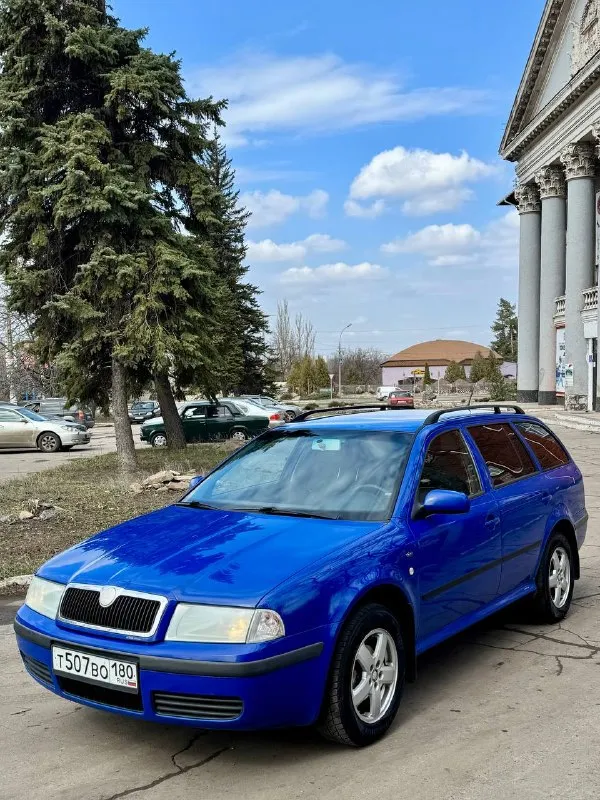 В продаже легендарный турик цена 570.000 skoda octavia tour. skoda октавия тур 2001г. механика, европейская машина. 1 владелец в рф. бензин/газ+ фаркоп( все вписано) двигатель 1.6, простой и надежный, расхода масла нет, обслужен, течей и запотеваний нет - работает штатно. по кузову родной окрас, толщиномер предоставлю, есть небольшие сколы, царапины. лобовое без трещин. салон целый, черный потолок, подлокотник, под чехлами сидения в редком синем цвете. комплектация ambiente, климат работает, кондиционер заправлен, 4 стеклоподъемника, электрика вся исправна, ручник держит, в ближайшее время делать ничего не нужно, автомобиль полностью обслужен. установлена неплохая музыка с bluetooth новая зимняя резина в дтп не участвовала(все герметики, сварные точки и т. д. заводские). автотека чистая, скину по запросу торг у капота, находится в макеевке +79493594733 📲 tg: @killreall17 📞 звоните: +7(949)3594733 - фотография - 2