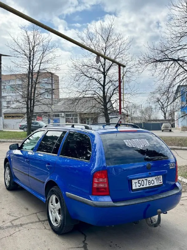 В продаже легендарный турик цена 570.000 skoda octavia tour. skoda октавия тур 2001г. механика, европейская машина. 1 владелец в рф. бензин/газ+ фаркоп( все вписано) двигатель 1.6, простой и надежный, расхода масла нет, обслужен, течей и запотеваний нет - работает штатно. по кузову родной окрас, толщиномер предоставлю, есть небольшие сколы, царапины. лобовое без трещин. салон целый, черный потолок, подлокотник, под чехлами сидения в редком синем цвете. комплектация ambiente, климат работает, кондиционер заправлен, 4 стеклоподъемника, электрика вся исправна, ручник держит, в ближайшее время делать ничего не нужно, автомобиль полностью обслужен. установлена неплохая музыка с bluetooth новая зимняя резина в дтп не участвовала(все герметики, сварные точки и т. д. заводские). автотека чистая, скину по запросу торг у капота, находится в макеевке +79493594733 📲 tg: @killreall17 📞 звоните: +7(949)3594733 - фотография - 3