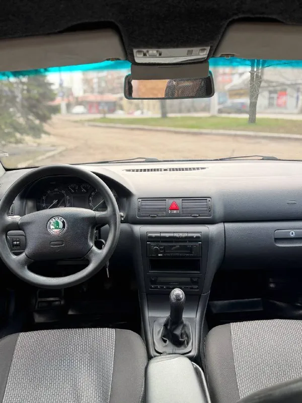 В продаже легендарный турик цена 570.000 skoda octavia tour. skoda октавия тур 2001г. механика, европейская машина. 1 владелец в рф. бензин/газ+ фаркоп( все вписано) двигатель 1.6, простой и надежный, расхода масла нет, обслужен, течей и запотеваний нет - работает штатно. по кузову родной окрас, толщиномер предоставлю, есть небольшие сколы, царапины. лобовое без трещин. салон целый, черный потолок, подлокотник, под чехлами сидения в редком синем цвете. комплектация ambiente, климат работает, кондиционер заправлен, 4 стеклоподъемника, электрика вся исправна, ручник держит, в ближайшее время делать ничего не нужно, автомобиль полностью обслужен. установлена неплохая музыка с bluetooth новая зимняя резина в дтп не участвовала(все герметики, сварные точки и т. д. заводские). автотека чистая, скину по запросу торг у капота, находится в макеевке +79493594733 📲 tg: @killreall17 📞 звоните: +7(949)3594733 - фотография - 5