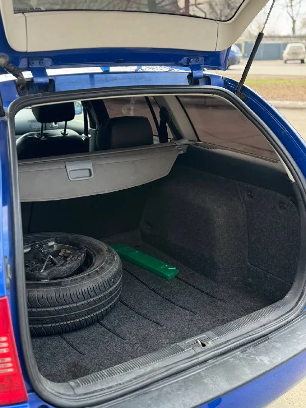 В продаже легендарный турик цена 570.000 skoda octavia tour. skoda октавия тур 2001г. механика, европейская машина. 1 владелец в рф. бензин/газ+ фаркоп( все вписано) двигатель 1.6, простой и надежный, расхода масла нет, обслужен, течей и запотеваний нет - работает штатно. по кузову родной окрас, толщиномер предоставлю, есть небольшие сколы, царапины. лобовое без трещин. салон целый, черный потолок, подлокотник, под чехлами сидения в редком синем цвете. комплектация ambiente, климат работает, кондиционер заправлен, 4 стеклоподъемника, электрика вся исправна, ручник держит, в ближайшее время делать ничего не нужно, автомобиль полностью обслужен. установлена неплохая музыка с bluetooth новая зимняя резина в дтп не участвовала(все герметики, сварные точки и т. д. заводские). автотека чистая, скину по запросу торг у капота, находится в макеевке +79493594733 📲 tg: @killreall17 📞 звоните: +7(949)3594733 - фотография - 7