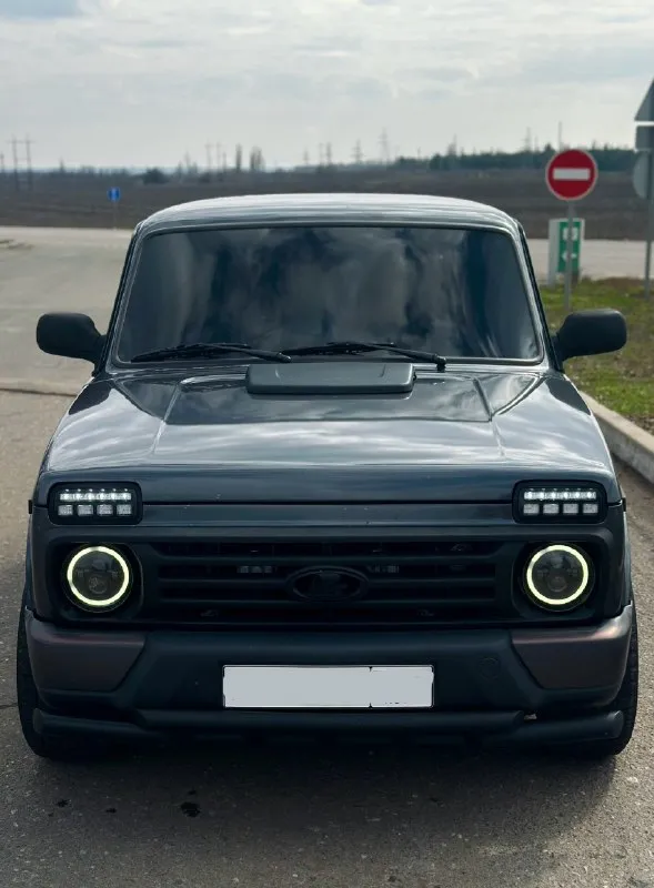 Продам niva urban 4x4 год:2017 двигатель:1.7 коробка:механика пробег:116.000 тыс комплектация: кондиционер, подогревы сидений, гидроусилитель руля, электро регулировка зеркал, хорошая музыка. нива урбан в заводском обвесе, в отличном состоянии как технически, так и внешне. без дтп, стекла все родные, включая лобовое. технически без нареканий и вложений. установлен выпускной коллектор «паук» stinger sport, прошита электронная педаль (едет приятно), установлен фаркоп, новая оптика вкруг, передние сидения opel astra купе, дыр и гнили нету. цена 725.000 ₽ (торг) остальные вопросы по телефону: +79493772338 (телеграм) 📞 звоните: +7(949)3772338 - фотография - 1