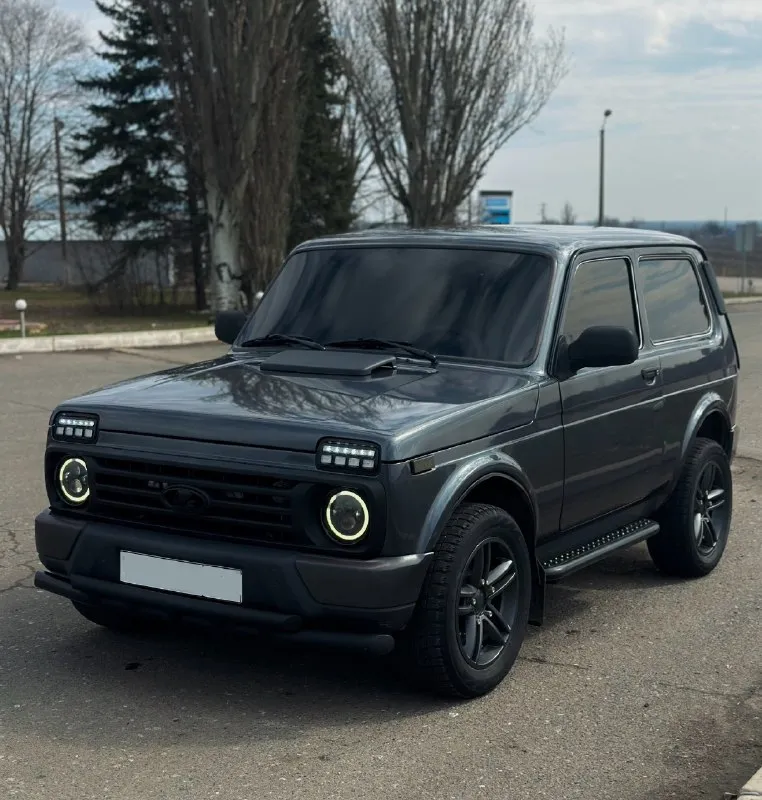 Продам niva urban 4x4 год:2017 двигатель:1.7 коробка:механика пробег:116.000 тыс комплектация: кондиционер, подогревы сидений, гидроусилитель руля, электро регулировка зеркал, хорошая музыка. нива урбан в заводском обвесе, в отличном состоянии как технически, так и внешне. без дтп, стекла все родные, включая лобовое. технически без нареканий и вложений. установлен выпускной коллектор «паук» stinger sport, прошита электронная педаль (едет приятно), установлен фаркоп, новая оптика вкруг, передние сидения opel astra купе, дыр и гнили нету. цена 725.000 ₽ (торг) остальные вопросы по телефону: +79493772338 (телеграм) 📞 звоните: +7(949)3772338 - фотография - 2