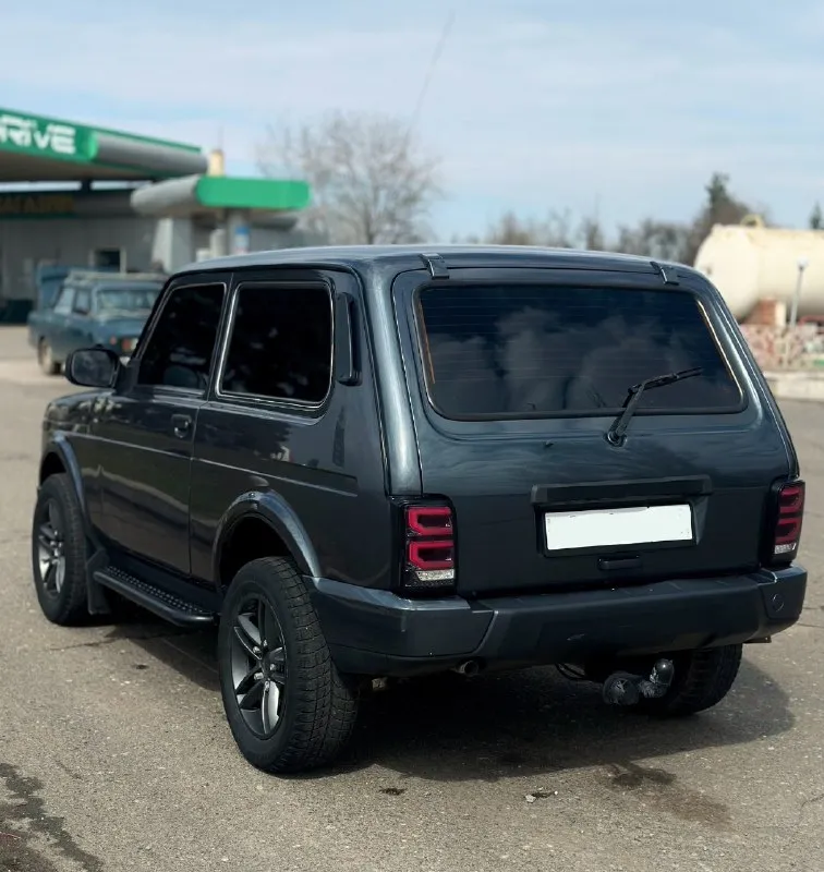 Продам niva urban 4x4 год:2017 двигатель:1.7 коробка:механика пробег:116.000 тыс комплектация: кондиционер, подогревы сидений, гидроусилитель руля, электро регулировка зеркал, хорошая музыка. нива урбан в заводском обвесе, в отличном состоянии как технически, так и внешне. без дтп, стекла все родные, включая лобовое. технически без нареканий и вложений. установлен выпускной коллектор «паук» stinger sport, прошита электронная педаль (едет приятно), установлен фаркоп, новая оптика вкруг, передние сидения opel astra купе, дыр и гнили нету. цена 725.000 ₽ (торг) остальные вопросы по телефону: +79493772338 (телеграм) 📞 звоните: +7(949)3772338 - фотография - 3