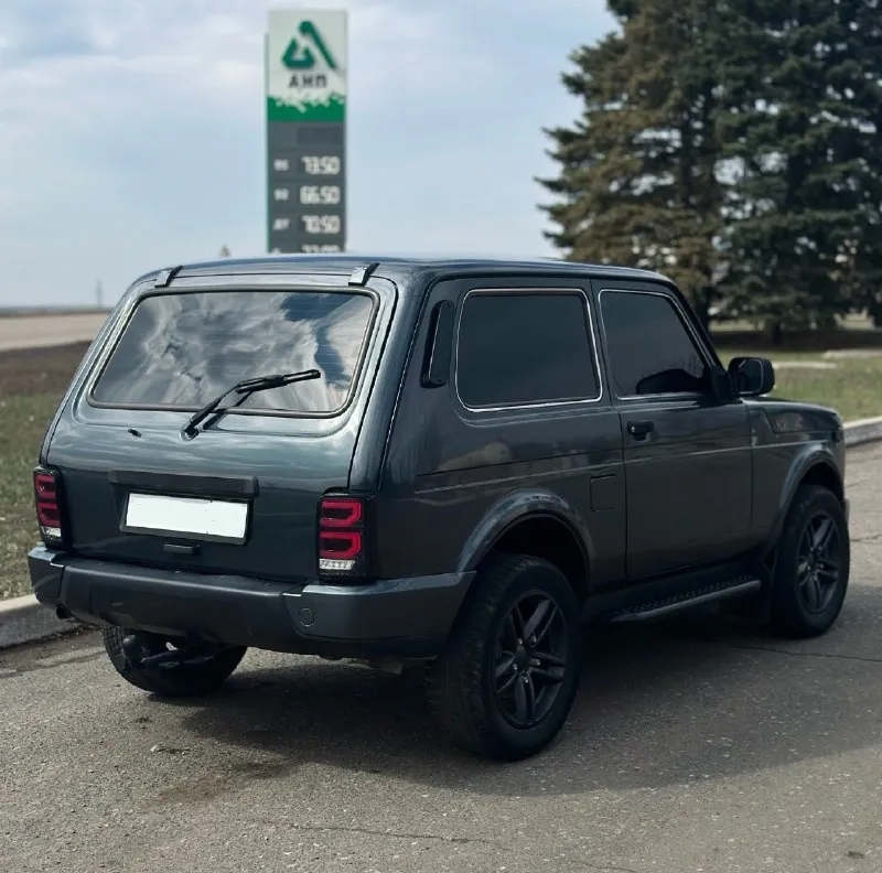 Продам niva urban 4x4 год:2017 двигатель:1.7 коробка:механика пробег:116.000 тыс комплектация: кондиционер, подогревы сидений, гидроусилитель руля, электро регулировка зеркал, хорошая музыка. нива урбан в заводском обвесе, в отличном состоянии как технически, так и внешне. без дтп, стекла все родные, включая лобовое. технически без нареканий и вложений. установлен выпускной коллектор «паук» stinger sport, прошита электронная педаль (едет приятно), установлен фаркоп, новая оптика вкруг, передние сидения opel astra купе, дыр и гнили нету. цена 725.000 ₽ (торг) остальные вопросы по телефону: +79493772338 (телеграм) 📞 звоните: +7(949)3772338 - фотография - 4