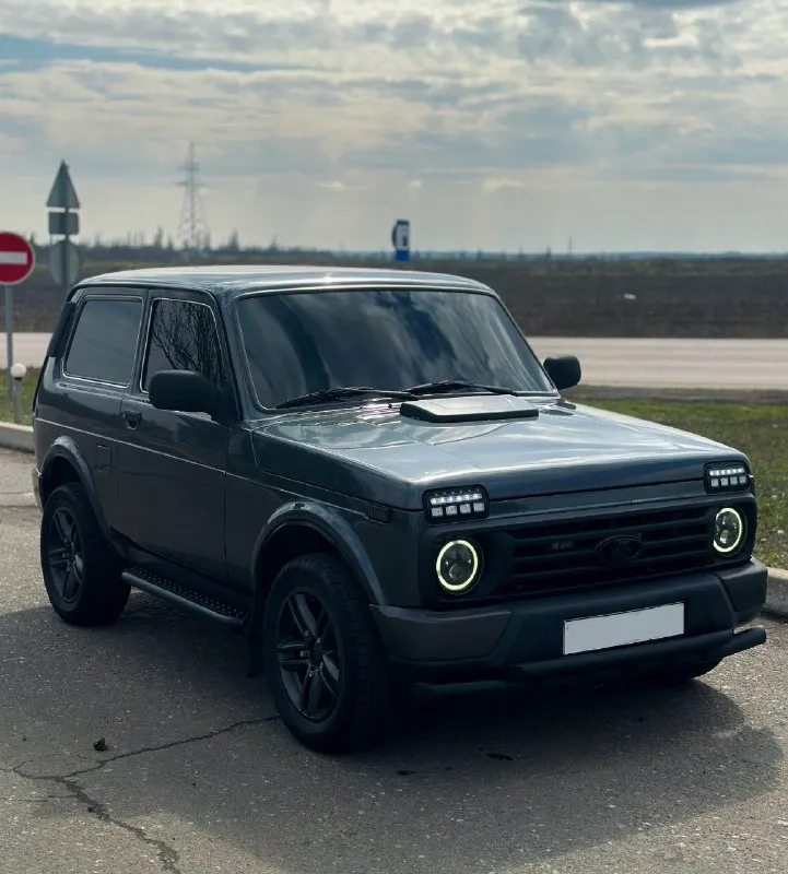 Продам niva urban 4x4 год:2017 двигатель:1.7 коробка:механика пробег:116.000 тыс комплектация: кондиционер, подогревы сидений, гидроусилитель руля, электро регулировка зеркал, хорошая музыка. нива урбан в заводском обвесе, в отличном состоянии как технически, так и внешне. без дтп, стекла все родные, включая лобовое. технически без нареканий и вложений. установлен выпускной коллектор «паук» stinger sport, прошита электронная педаль (едет приятно), установлен фаркоп, новая оптика вкруг, передние сидения opel astra купе, дыр и гнили нету. цена 725.000 ₽ (торг) остальные вопросы по телефону: +79493772338 (телеграм) 📞 звоните: +7(949)3772338 - фотография - 5