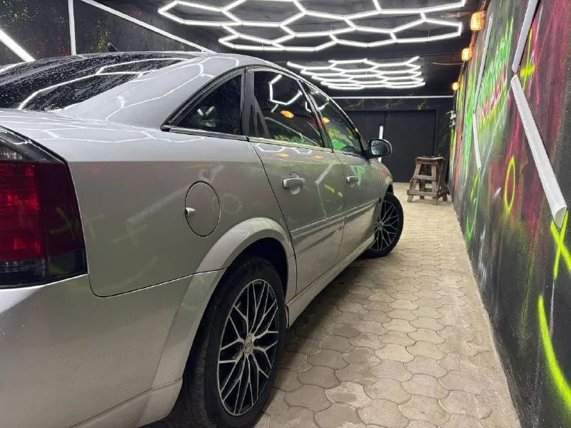 Продам хороший opel вектра с 2005 года с родным пробегом 236т. км, оцинкованный кузов, всё стёкла родные включая лобовое!!! доп установлены, музыка, билэд свет, новые титаны, тормозные диски, колодки, стойки в круг, перебрана ходовая, новая турбина, хозяин по документам, проблем нет, всё чисто и честно! цена 560т. р тел. +79490429414 📲 tg: юрий 📞 звоните: +7(949)0429414 - фотография - 2