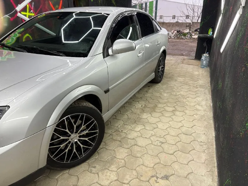 Продам хороший opel вектра с 2005 года с родным пробегом 236т. км, оцинкованный кузов, всё стёкла родные включая лобовое!!! доп установлены, музыка, билэд свет, новые титаны, тормозные диски, колодки, стойки в круг, перебрана ходовая, новая турбина, хозяин по документам, проблем нет, всё чисто и честно! цена 560т. р тел. +79490429414 📲 tg: юрий 📞 звоните: +7(949)0429414 - фотография - 3