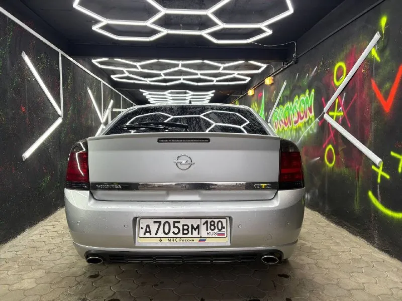 Продам хороший opel вектра с 2005 года с родным пробегом 236т. км, оцинкованный кузов, всё стёкла родные включая лобовое!!! доп установлены, музыка, билэд свет, новые титаны, тормозные диски, колодки, стойки в круг, перебрана ходовая, новая турбина, хозяин по документам, проблем нет, всё чисто и честно! цена 560т. р тел. +79490429414 📲 tg: юрий 📞 звоните: +7(949)0429414 - фотография - 4