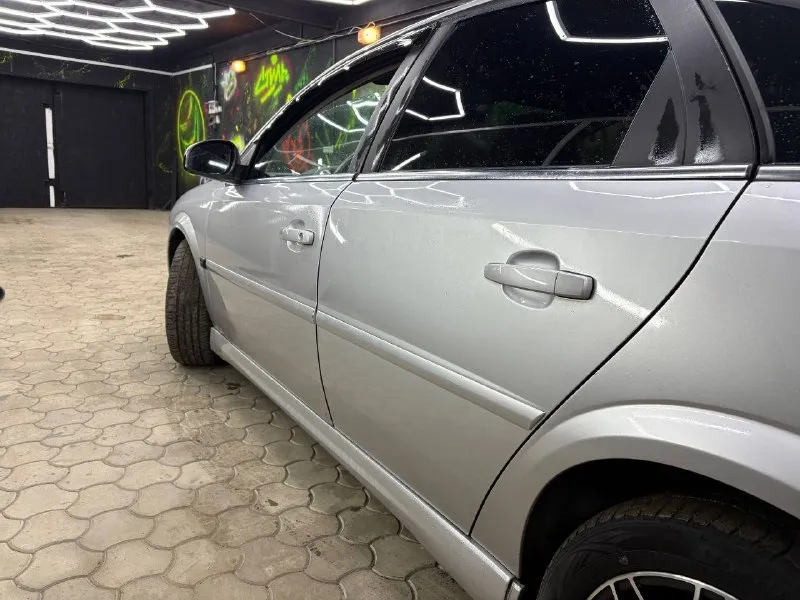 Продам хороший opel вектра с 2005 года с родным пробегом 236т. км, оцинкованный кузов, всё стёкла родные включая лобовое!!! доп установлены, музыка, билэд свет, новые титаны, тормозные диски, колодки, стойки в круг, перебрана ходовая, новая турбина, хозяин по документам, проблем нет, всё чисто и честно! цена 560т. р тел. +79490429414 📲 tg: юрий 📞 звоните: +7(949)0429414 - фотография - 8