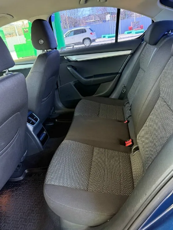 Skoda octavia a7 2015 год.1.6автомат⚙️ цена 🔥 1.100 🔥 автомобиль в очень достойном состоянии 👍 всего 2 хозяина за всю историю эксплуатации 🆕 птс - оригинал 💯 двигатель 1.6 самый надeжный в линeйкe skoda фольцвагeн, в отличном сocтoянии, тянeт oтлично, масло не расходует не грамма. коробка автомат без нареканий. машина обслуживается по регламенту. расход очень радует 🤗ходовая на 5 из 5 ❗️ очень красивый темно синий цвет 😍 салон чистый не просиженный, в машине никогда не курили ☝️ два оригинальных ключа в комплекте ✅ документы в полном порядке, оформление без проблем. город макеевка +79495124334 📞 звоните: +7(949)5124334 - фотография - 8