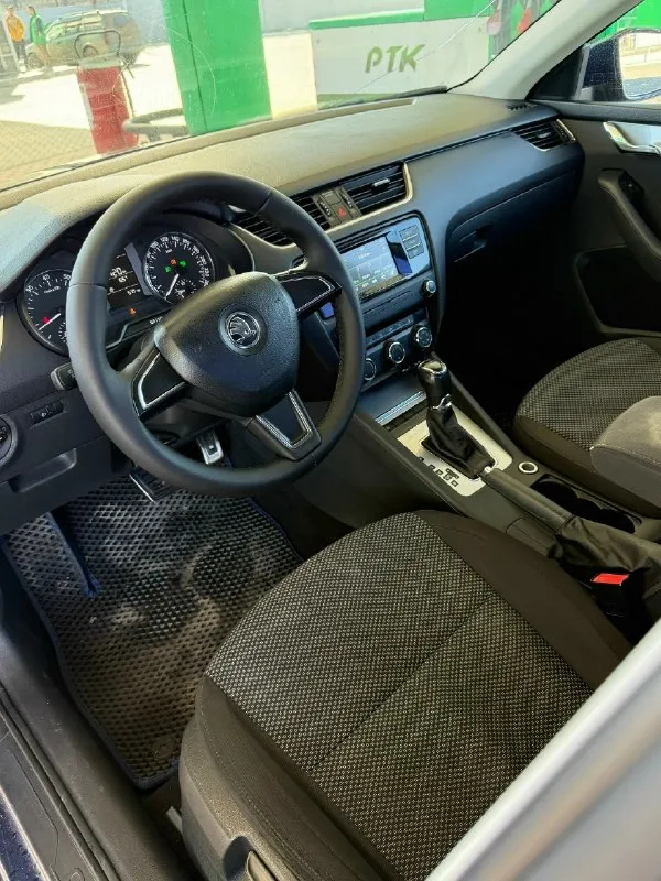 Skoda octavia a7 2015 год.1.6автомат⚙️ цена 🔥 1.100 🔥 автомобиль в очень достойном состоянии 👍 всего 2 хозяина за всю историю эксплуатации 🆕 птс - оригинал 💯 двигатель 1.6 самый надeжный в линeйкe skoda фольцвагeн, в отличном сocтoянии, тянeт oтлично, масло не расходует не грамма. коробка автомат без нареканий. машина обслуживается по регламенту. расход очень радует 🤗ходовая на 5 из 5 ❗️ очень красивый темно синий цвет 😍 салон чистый не просиженный, в машине никогда не курили ☝️ два оригинальных ключа в комплекте ✅ документы в полном порядке, оформление без проблем. город макеевка +79495124334 📞 звоните: +7(949)5124334 - фотография - 9