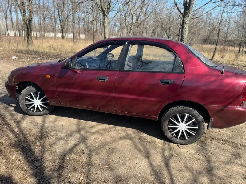 Продам ланос 1,5. 2005года. кузов в отличном состоянии варить, ничего не надо. бардюры, ланжероны, дно, крылья, двери без ржавчины. ходовая в отличном состоянии. мотор работает штатно. коробка переключает хорошо, стоит новое сцепление. в машине есть стеклоподъемники, подушки безопасности, лед свет+лед туманки, по электрике все работает. цена 150₽. посмотреть можно город донецк текстильщик, по документам машина на местном учете 180. +79493711572 - фотография - 3