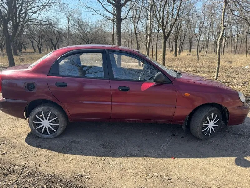 Продам ланос 1,5. 2005года. кузов в отличном состоянии варить, ничего не надо. бардюры, ланжероны, дно, крылья, двери без ржавчины. ходовая в отличном состоянии. мотор работает штатно. коробка переключает хорошо, стоит новое сцепление. в машине есть стеклоподъемники, подушки безопасности, лед свет+лед туманки, по электрике все работает. цена 150₽. посмотреть можно город донецк текстильщик, по документам машина на местном учете 180. +79493711572 - фотография - 5