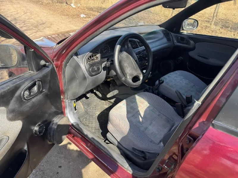 Продам ланос 1,5. 2005года. кузов в отличном состоянии варить, ничего не надо. бардюры, ланжероны, дно, крылья, двери без ржавчины. ходовая в отличном состоянии. мотор работает штатно. коробка переключает хорошо, стоит новое сцепление. в машине есть стеклоподъемники, подушки безопасности, лед свет+лед туманки, по электрике все работает. цена 150₽. посмотреть можно город донецк текстильщик, по документам машина на местном учете 180. +79493711572 - фотография - 6