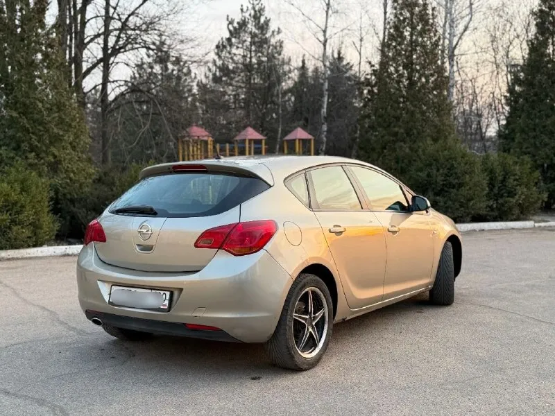Продам opel astra j 2011г. в. мотор 1,4 турбо, бензин. коробка автомат. пробег 189 тыс. км. обогрев... - фотография