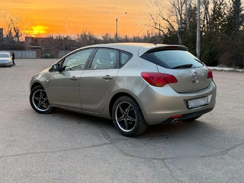 Продам opel astra j 2011г. в. мотор 1,4 турбо, бензин. коробка автомат. пробег 189 тыс. км. обогрев сидений, зеркал и стекол двухзонный климат автомобиль полностью обслужен! с документами полный порядок цена 750 тыс макеевка +79493895538 📞 звоните: +7(949)3895538 - фотография - 2