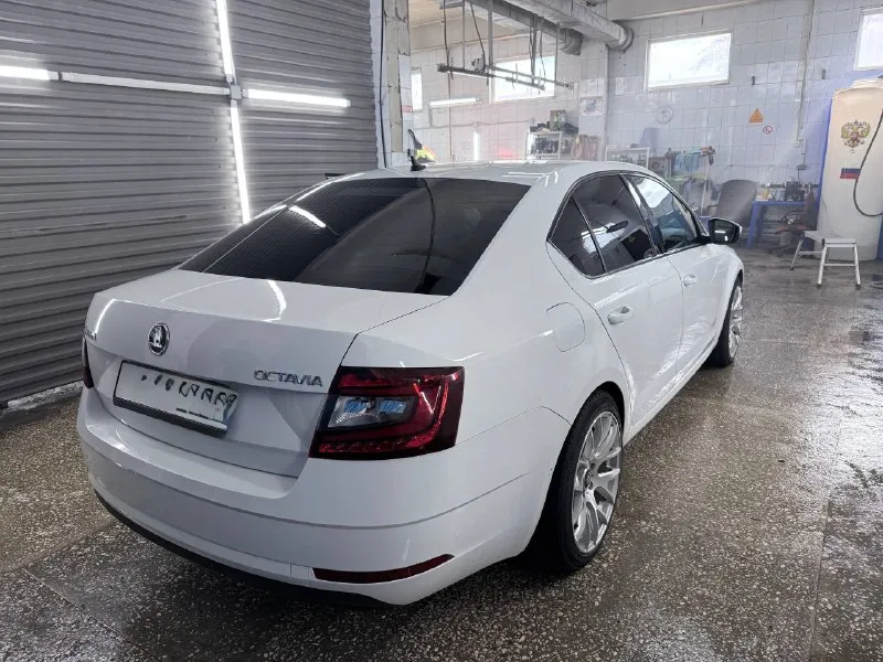 Продам skoda октавию а7 рестайлинг, пробег 180 тыс. 2017 год, по машине нет вопросов вообще, вся ходовая часть новая, есть чеки и наряды, грм и помпа новая, новые свечи оригинал, масло в дсг и в двс поменяло, помыты радиаторы и заправлен кондиционер, новая резина с новыми р18 дисками, самая максимальная комплектация, сидения с памятью, алькантара со вставками кожи, без ключевой доступ, автопарковка, большой монитор сенсорный, подсветка карт дверей с функцией изменение цвета. хорошая музыка, лучше чем штатная музыка. все вопросы по телефону, расскажу и покажу машину и съезжу на любую сто. цена 1.850 торг +79494013250 макеевка 📲 tg: @emilahmedov26 📞 звоните: +7(949)4013250 - фотография - 5