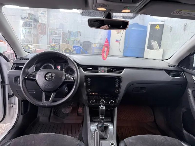 Продам skoda октавию а7 рестайлинг, пробег 180 тыс. 2017 год, по машине нет вопросов вообще, вся ходовая часть новая, есть чеки и наряды, грм и помпа новая, новые свечи оригинал, масло в дсг и в двс поменяло, помыты радиаторы и заправлен кондиционер, новая резина с новыми р18 дисками, самая максимальная комплектация, сидения с памятью, алькантара со вставками кожи, без ключевой доступ, автопарковка, большой монитор сенсорный, подсветка карт дверей с функцией изменение цвета. хорошая музыка, лучше чем штатная музыка. все вопросы по телефону, расскажу и покажу машину и съезжу на любую сто. цена 1.850 торг +79494013250 макеевка 📲 tg: @emilahmedov26 📞 звоните: +7(949)4013250 - фотография - 6