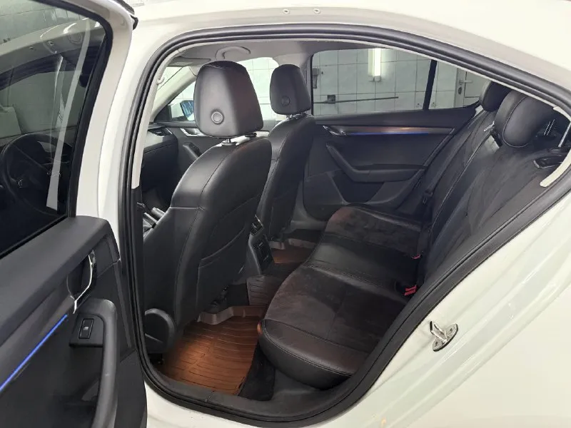 Продам skoda октавию а7 рестайлинг, пробег 180 тыс. 2017 год, по машине нет вопросов вообще, вся ходовая часть новая, есть чеки и наряды, грм и помпа новая, новые свечи оригинал, масло в дсг и в двс поменяло, помыты радиаторы и заправлен кондиционер, новая резина с новыми р18 дисками, самая максимальная комплектация, сидения с памятью, алькантара со вставками кожи, без ключевой доступ, автопарковка, большой монитор сенсорный, подсветка карт дверей с функцией изменение цвета. хорошая музыка, лучше чем штатная музыка. все вопросы по телефону, расскажу и покажу машину и съезжу на любую сто. цена 1.850 торг +79494013250 макеевка 📲 tg: @emilahmedov26 📞 звоните: +7(949)4013250 - фотография - 7