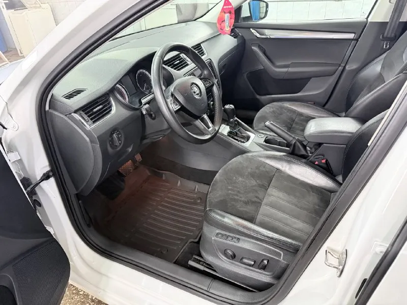 Продам skoda октавию а7 рестайлинг, пробег 180 тыс. 2017 год, по машине нет вопросов вообще, вся ходовая часть новая, есть чеки и наряды, грм и помпа новая, новые свечи оригинал, масло в дсг и в двс поменяло, помыты радиаторы и заправлен кондиционер, новая резина с новыми р18 дисками, самая максимальная комплектация, сидения с памятью, алькантара со вставками кожи, без ключевой доступ, автопарковка, большой монитор сенсорный, подсветка карт дверей с функцией изменение цвета. хорошая музыка, лучше чем штатная музыка. все вопросы по телефону, расскажу и покажу машину и съезжу на любую сто. цена 1.850 торг +79494013250 макеевка 📲 tg: @emilahmedov26 📞 звоните: +7(949)4013250 - фотография - 9