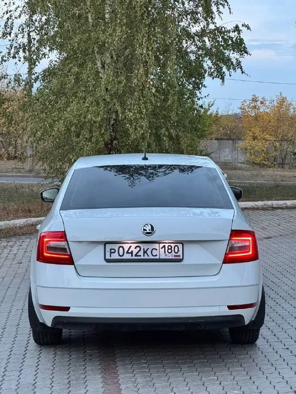 Skoda octavia а7 рестайл 2018год пробег 187 500 км 1.6 коробка автомат айсин кондиционер ходовка в идеале и коробка как часы всё работает до последней кнопки. ... нет ни сколов ни рыжиков не варилась, гнили тем более нигде нет. ... салон чистый и опрятный. .. резина новая зима +лето. ... вообщем сел и поехал. ... машина без вложений, и вкладываться долго не придется. .. цена 1 250 000руб. хороший торг у капота +79494024176 📲 tg: алексей 📞 звоните: +7(949)4024176 - фотография - 4