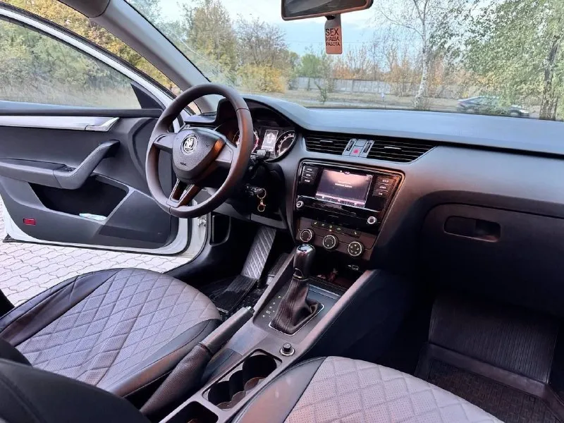 Skoda octavia а7 рестайл 2018год пробег 187 500 км 1.6 коробка автомат айсин кондиционер ходовка в идеале и коробка как часы всё работает до последней кнопки. ... нет ни сколов ни рыжиков не варилась, гнили тем более нигде нет. ... салон чистый и опрятный. .. резина новая зима +лето. ... вообщем сел и поехал. ... машина без вложений, и вкладываться долго не придется. .. цена 1 250 000руб. хороший торг у капота +79494024176 📲 tg: алексей 📞 звоните: +7(949)4024176 - фотография - 9