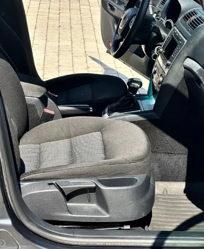 Продам skoda октавию а5 1.8 tsi на айсине. полная комплектация, пробег 273000, владею 2 года, все вопросы по номеру телефона+79497245632(но лучше писать в тг по номеру телефона) цена 950 + торг. территориально нахожусь в волновахе 📲 tg: @anybis_6666 📞 звоните: +7(949)7245632 - фотография - 6