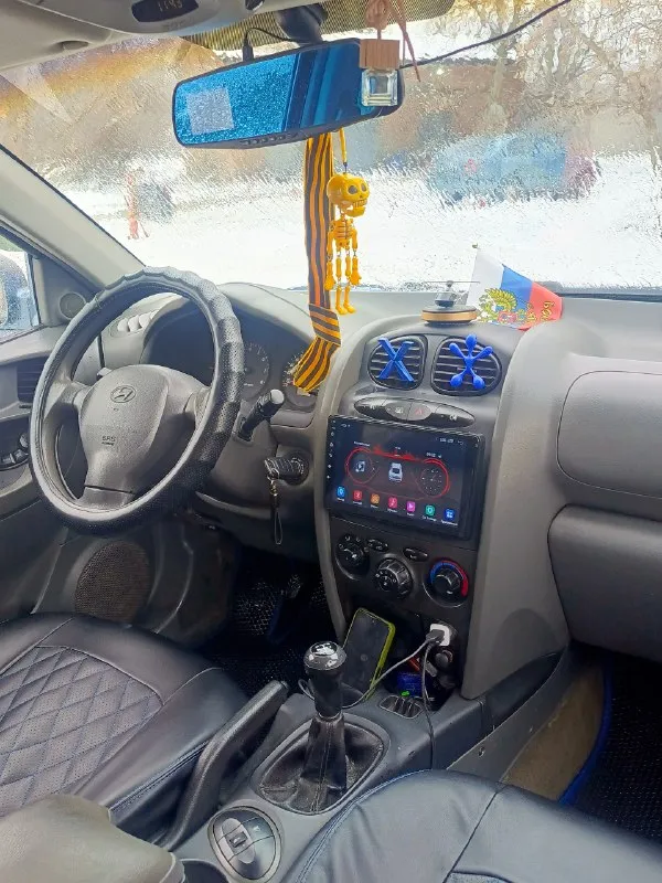 Hyundai santa fe classic 2000 год : 2.0 газ/бензин кпп: механическая 5ст. продажа от собственника. чистые документы, полное переоформление. автомобиль был пригнан в 2016 году, все 10 лет в одной семье. стоит контрактный мотор, ставился полтора года назад, вписан в птс. семейный автомобиль, в отличном состоянии, в родном окрасе. стоит газ евро4. по комплектации: кондиционер (заправлен), 4 эсп, электрорегулировка и обогрев зеркал, android магнитола с камерой заднего вида. ходовка в идеальном состоянии, стоит новая печка, велюр под чехлами как новый. цена: 650 000руб, торг реальному покупателю шахтерский район +7 951 839 88 77 кирилл 📞 звоните: +7(951)8398877 - фотография - 9
