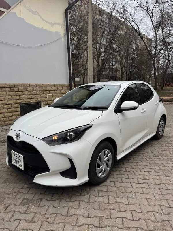 Продаю toyota yaris 2021 родной пробег 108 тысяч км двигатель объемом 1.0, обслужен, масло менялось... - фотография