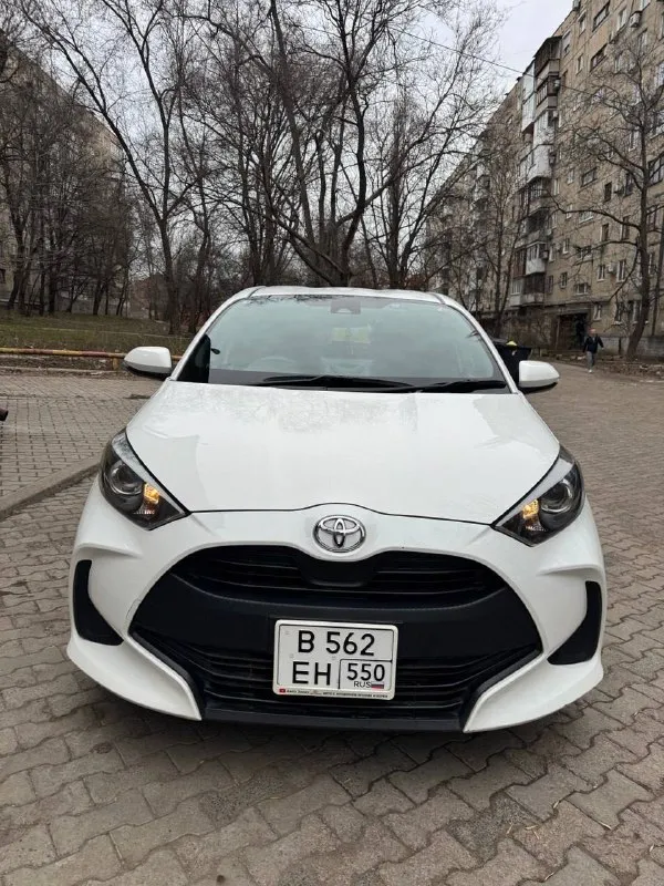 Продаю toyota yaris 2021 родной пробег 108 тысяч км двигатель объемом 1.0, обслужен, масло менялось каждые 6-7 тысяч у автомобиля одна хозяйка в рф, привезен год назад из японии состояние отличное, экономный, комфортный, надежный автомобиль кондиционер, автосвет, складные зеркала, бесключевой доступ, запуск с кнопки, 2 ключа, асистенты дорожные, распознание знаков, помощь при старте, надежный экономный литровый мотор, расход в городе 5-6 литров масла, фильтра, свечи, ремень - все свежее, менять ничего не нужно, сел - поехал электронный птс цена - 1 миллион 100 тысяч рублей осмотр в городе донецк звоните +79258787029, телеграм, мах, ватсап на этом номере 📞 звоните: +7(925)8787029 - фотография - 2