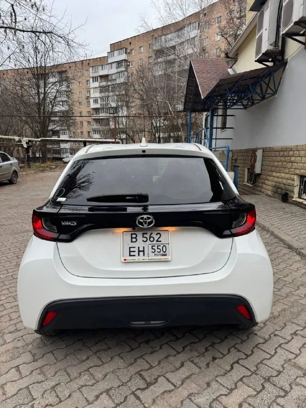 Продаю toyota yaris 2021 родной пробег 108 тысяч км двигатель объемом 1.0, обслужен, масло менялось каждые 6-7 тысяч у автомобиля одна хозяйка в рф, привезен год назад из японии состояние отличное, экономный, комфортный, надежный автомобиль кондиционер, автосвет, складные зеркала, бесключевой доступ, запуск с кнопки, 2 ключа, асистенты дорожные, распознание знаков, помощь при старте, надежный экономный литровый мотор, расход в городе 5-6 литров масла, фильтра, свечи, ремень - все свежее, менять ничего не нужно, сел - поехал электронный птс цена - 1 миллион 100 тысяч рублей осмотр в городе донецк звоните +79258787029, телеграм, мах, ватсап на этом номере 📞 звоните: +7(925)8787029 - фотография - 3