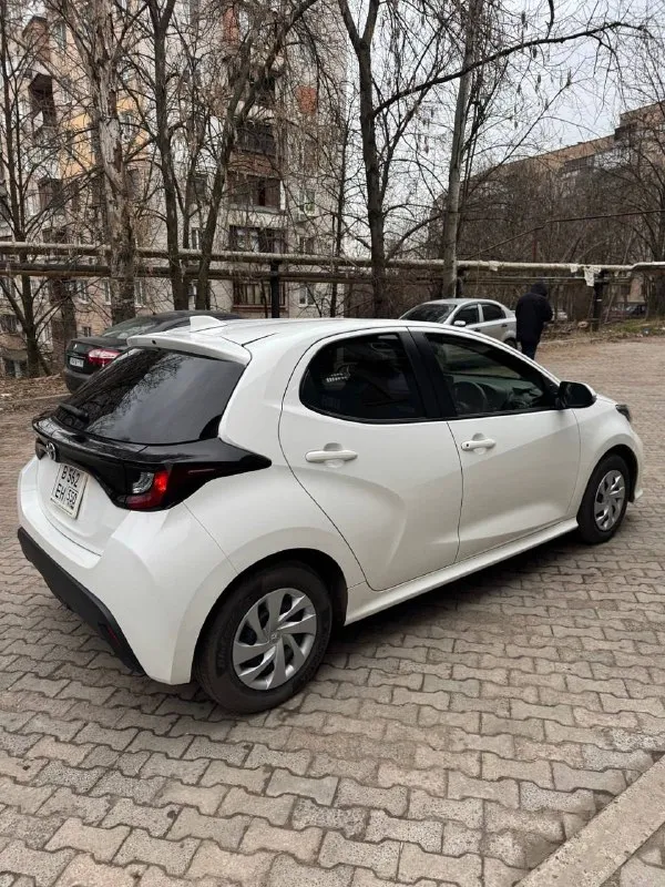 Продаю toyota yaris 2021 родной пробег 108 тысяч км двигатель объемом 1.0, обслужен, масло менялось каждые 6-7 тысяч у автомобиля одна хозяйка в рф, привезен год назад из японии состояние отличное, экономный, комфортный, надежный автомобиль кондиционер, автосвет, складные зеркала, бесключевой доступ, запуск с кнопки, 2 ключа, асистенты дорожные, распознание знаков, помощь при старте, надежный экономный литровый мотор, расход в городе 5-6 литров масла, фильтра, свечи, ремень - все свежее, менять ничего не нужно, сел - поехал электронный птс цена - 1 миллион 100 тысяч рублей осмотр в городе донецк звоните +79258787029, телеграм, мах, ватсап на этом номере 📞 звоните: +7(925)8787029 - фотография - 5
