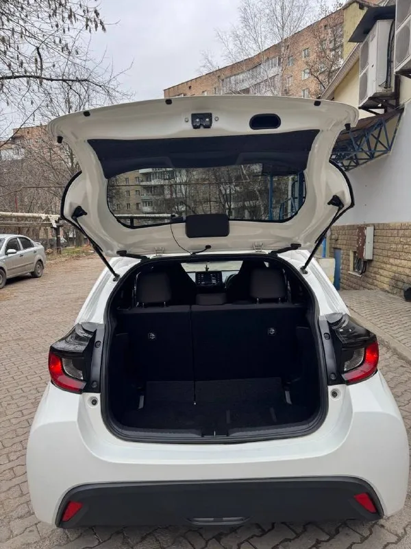 Продаю toyota yaris 2021 родной пробег 108 тысяч км двигатель объемом 1.0, обслужен, масло менялось каждые 6-7 тысяч у автомобиля одна хозяйка в рф, привезен год назад из японии состояние отличное, экономный, комфортный, надежный автомобиль кондиционер, автосвет, складные зеркала, бесключевой доступ, запуск с кнопки, 2 ключа, асистенты дорожные, распознание знаков, помощь при старте, надежный экономный литровый мотор, расход в городе 5-6 литров масла, фильтра, свечи, ремень - все свежее, менять ничего не нужно, сел - поехал электронный птс цена - 1 миллион 100 тысяч рублей осмотр в городе донецк звоните +79258787029, телеграм, мах, ватсап на этом номере 📞 звоните: +7(925)8787029 - фотография - 6