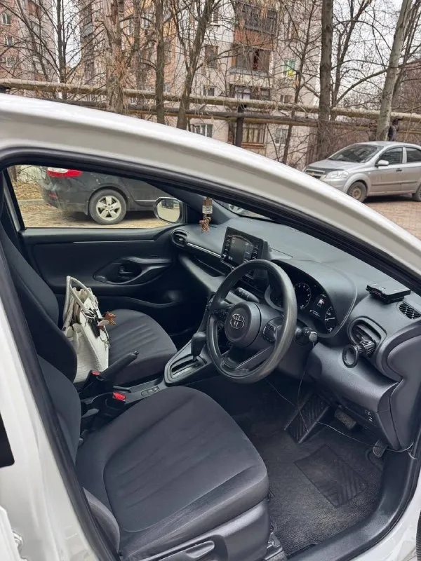 Продаю toyota yaris 2021 родной пробег 108 тысяч км двигатель объемом 1.0, обслужен, масло менялось каждые 6-7 тысяч у автомобиля одна хозяйка в рф, привезен год назад из японии состояние отличное, экономный, комфортный, надежный автомобиль кондиционер, автосвет, складные зеркала, бесключевой доступ, запуск с кнопки, 2 ключа, асистенты дорожные, распознание знаков, помощь при старте, надежный экономный литровый мотор, расход в городе 5-6 литров масла, фильтра, свечи, ремень - все свежее, менять ничего не нужно, сел - поехал электронный птс цена - 1 миллион 100 тысяч рублей осмотр в городе донецк звоните +79258787029, телеграм, мах, ватсап на этом номере 📞 звоните: +7(925)8787029 - фотография - 7