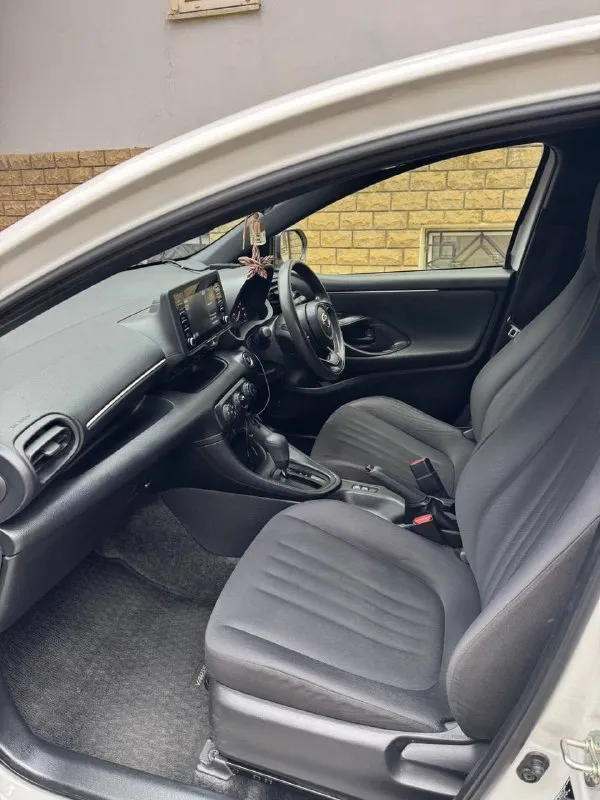 Продаю toyota yaris 2021 родной пробег 108 тысяч км двигатель объемом 1.0, обслужен, масло менялось каждые 6-7 тысяч у автомобиля одна хозяйка в рф, привезен год назад из японии состояние отличное, экономный, комфортный, надежный автомобиль кондиционер, автосвет, складные зеркала, бесключевой доступ, запуск с кнопки, 2 ключа, асистенты дорожные, распознание знаков, помощь при старте, надежный экономный литровый мотор, расход в городе 5-6 литров масла, фильтра, свечи, ремень - все свежее, менять ничего не нужно, сел - поехал электронный птс цена - 1 миллион 100 тысяч рублей осмотр в городе донецк звоните +79258787029, телеграм, мах, ватсап на этом номере 📞 звоните: +7(925)8787029 - фотография - 8