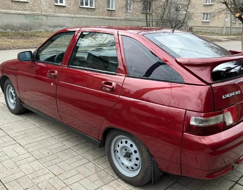 Админу добра ❤️ читать внимательно ! продам ваз 2112. год 2007 документы зеркально чистые тех осмотр пройден авто готов к переоформлению автомобиль в идеальном состоянии вложений не каких не требует. пробег 159 тысяч двигатель часики 16 клапана 🚀 работает без лишних звуков коробка включается как положено без хрустов и вылетов ходовая часть новая ! по кузову без рыжиков и жучков от слова совсем ! стаканы лонжероны целые в заводских герметиках дно пороги целые ! авто в дтп не участвовал ! по электрике всё светится работает автомобиль гаражного хранение ! салон чистый опрятный резина зима новая с штампами ! за автомобилем очень хороший уход ! всё во время менялось и делалось ! продаю в связи с выездом ! цена авто 365 торг реальному по покупателю строго у капота по телефону не торгуюсь связь со мной +79490304175 +79494820972 📞 звоните: +7(949)0304175 - фотография - 3