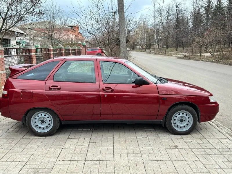 Админу добра ❤️ читать внимательно ! продам ваз 2112. год 2007 документы зеркально чистые тех осмотр пройден авто готов к переоформлению автомобиль в идеальном состоянии вложений не каких не требует. пробег 159 тысяч двигатель часики 16 клапана 🚀 работает без лишних звуков коробка включается как положено без хрустов и вылетов ходовая часть новая ! по кузову без рыжиков и жучков от слова совсем ! стаканы лонжероны целые в заводских герметиках дно пороги целые ! авто в дтп не участвовал ! по электрике всё светится работает автомобиль гаражного хранение ! салон чистый опрятный резина зима новая с штампами ! за автомобилем очень хороший уход ! всё во время менялось и делалось ! продаю в связи с выездом ! цена авто 365 торг реальному по покупателю строго у капота по телефону не торгуюсь связь со мной +79490304175 +79494820972 📞 звоните: +7(949)0304175 - фотография - 4