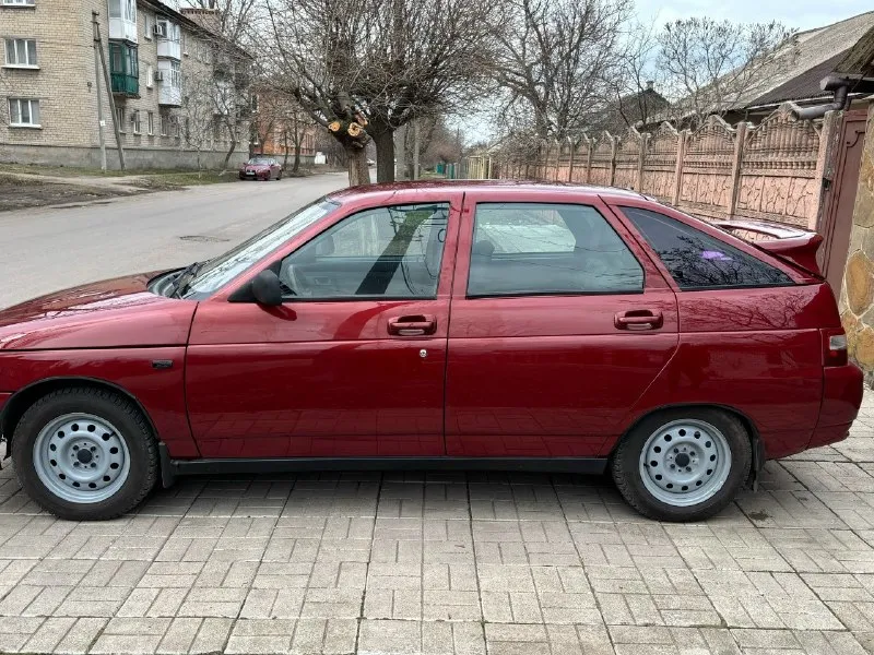 Админу добра ❤️ читать внимательно ! продам ваз 2112. год 2007 документы зеркально чистые тех осмотр пройден авто готов к переоформлению автомобиль в идеальном состоянии вложений не каких не требует. пробег 159 тысяч двигатель часики 16 клапана 🚀 работает без лишних звуков коробка включается как положено без хрустов и вылетов ходовая часть новая ! по кузову без рыжиков и жучков от слова совсем ! стаканы лонжероны целые в заводских герметиках дно пороги целые ! авто в дтп не участвовал ! по электрике всё светится работает автомобиль гаражного хранение ! салон чистый опрятный резина зима новая с штампами ! за автомобилем очень хороший уход ! всё во время менялось и делалось ! продаю в связи с выездом ! цена авто 365 торг реальному по покупателю строго у капота по телефону не торгуюсь связь со мной +79490304175 +79494820972 📞 звоните: +7(949)0304175 - фотография - 5