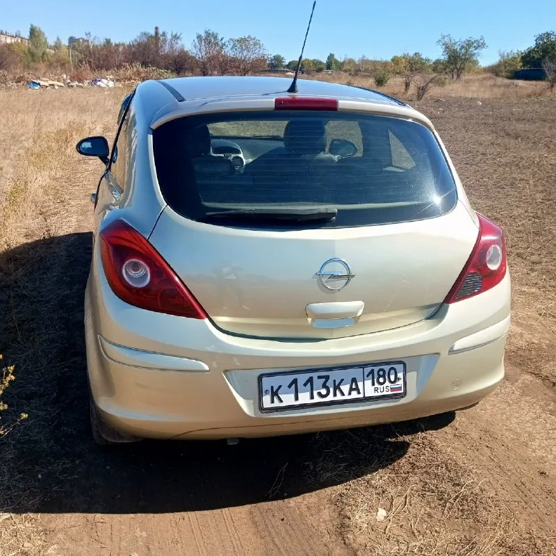 Продам opel corsa 2007 г. машина на ходу, пробег 226 тыс. км. экономичная. хорошая комплектация: мульти руль, подушки безопасности, круиз, подогрев сидений двухзонный, подогрев руля, подогрев заднего стекла, кондиционер заправлен и работает отлично, печка, мультимедиа, стеклоподъёмники с доводчиками, закрытие с пульта, электрорегулировка зеркал. салон в хорошем состоянии, одеты новые чехлы "автопилот" с алькантарой. присутствуют нюансы по кузову, трещина на переднем бампере, вмятина на заднем левом крыле. сделан капремонт двигателя на 210 тыс. км. два комплекта резины с дисками. цена 370 тыс. руб. торг. осмотр енакиево+79495046579 📞 звоните: +7(949)5046579 - фотография - 2