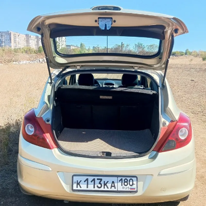 Продам opel corsa 2007 г. машина на ходу, пробег 226 тыс. км. экономичная. хорошая комплектация: мульти руль, подушки безопасности, круиз, подогрев сидений двухзонный, подогрев руля, подогрев заднего стекла, кондиционер заправлен и работает отлично, печка, мультимедиа, стеклоподъёмники с доводчиками, закрытие с пульта, электрорегулировка зеркал. салон в хорошем состоянии, одеты новые чехлы "автопилот" с алькантарой. присутствуют нюансы по кузову, трещина на переднем бампере, вмятина на заднем левом крыле. сделан капремонт двигателя на 210 тыс. км. два комплекта резины с дисками. цена 370 тыс. руб. торг. осмотр енакиево+79495046579 📞 звоните: +7(949)5046579 - фотография - 3