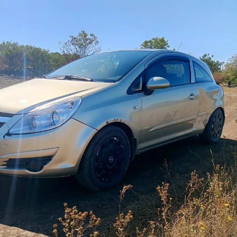 Продам opel corsa 2007 г. машина на ходу, пробег 226 тыс. км. экономичная. хорошая комплектация: мульти руль, подушки безопасности, круиз, подогрев сидений двухзонный, подогрев руля, подогрев заднего стекла, кондиционер заправлен и работает отлично, печка, мультимедиа, стеклоподъёмники с доводчиками, закрытие с пульта, электрорегулировка зеркал. салон в хорошем состоянии, одеты новые чехлы "автопилот" с алькантарой. присутствуют нюансы по кузову, трещина на переднем бампере, вмятина на заднем левом крыле. сделан капремонт двигателя на 210 тыс. км. два комплекта резины с дисками. цена 370 тыс. руб. торг. осмотр енакиево+79495046579 📞 звоните: +7(949)5046579 - фотография - 4