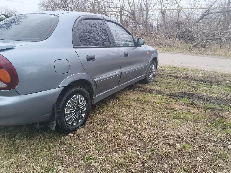 Продам chevrolet ланос на максимальной комплектации sx, на хорошем ходу ничего не гремит не стучит, два комплекта резины. цена 250 небольшой торг. +79490375410 📞 звоните: +7(949)0375410 - фотография - 3