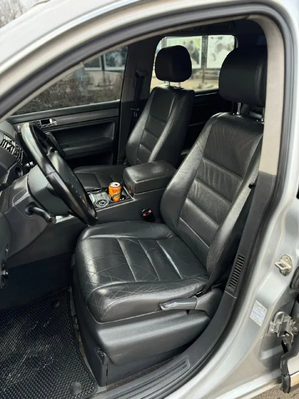 Продам volkswagen touareg ✅850.000₽✅ самый надежный и простой мотор 3.6 бенз на автомате, и полном приводе! авто с завода на пружинах! без пневмы! литье r20 и очень жирная комплектация с подогревами сидений, сенсорной мультимедиа, кожей, мульти руль с круизом, и еще много чего! есть фаркоп! пробег 256т. км салон в состояние нового! 2 хоз по птс, в последних руках 11лет! кузов оцинкованный и без единого рыжика! такой туарег еще нужно поискать! технически в идеальном состоянии, ни одной ошибки, новая ходовка! идеальная зеленая автотека ✅ без единого дтп. птс оригинал, любое переоформление документов в мрео! цена подарок за такую историю, и состояние🔥 г. макеевка +79497324159. 📞 звоните: +7(949)7324159 - фотография - 10