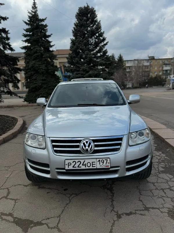 Продам volkswagen touareg ✅850.000₽✅ самый надежный и простой мотор 3.6 бенз на автомате, и полном приводе! авто с завода на пружинах! без пневмы! литье r20 и очень жирная комплектация с подогревами сидений, сенсорной мультимедиа, кожей, мульти руль с круизом, и еще много чего! есть фаркоп! пробег 256т. км салон в состояние нового! 2 хоз по птс, в последних руках 11лет! кузов оцинкованный и без единого рыжика! такой туарег еще нужно поискать! технически в идеальном состоянии, ни одной ошибки, новая ходовка! идеальная зеленая автотека ✅ без единого дтп. птс оригинал, любое переоформление документов в мрео! цена подарок за такую историю, и состояние🔥 г. макеевка +79497324159. 📞 звоните: +7(949)7324159 - фотография - 2